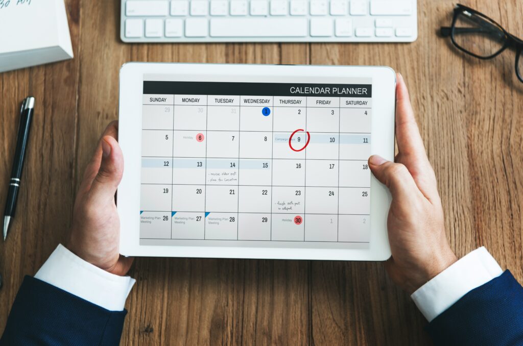 hombre-planificando-su-agenda