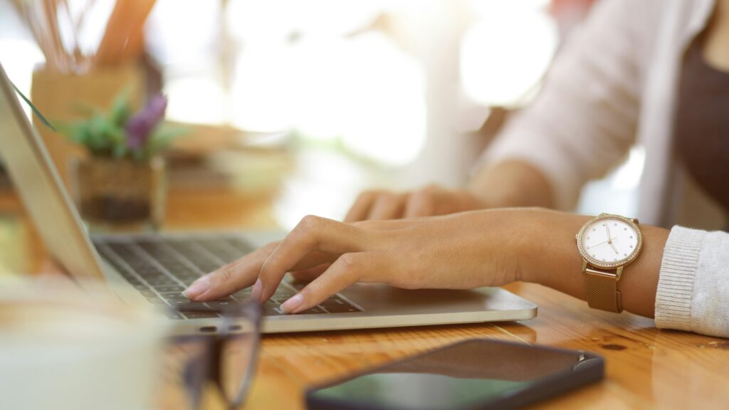 mujer-escribiendo-en-la-computadora