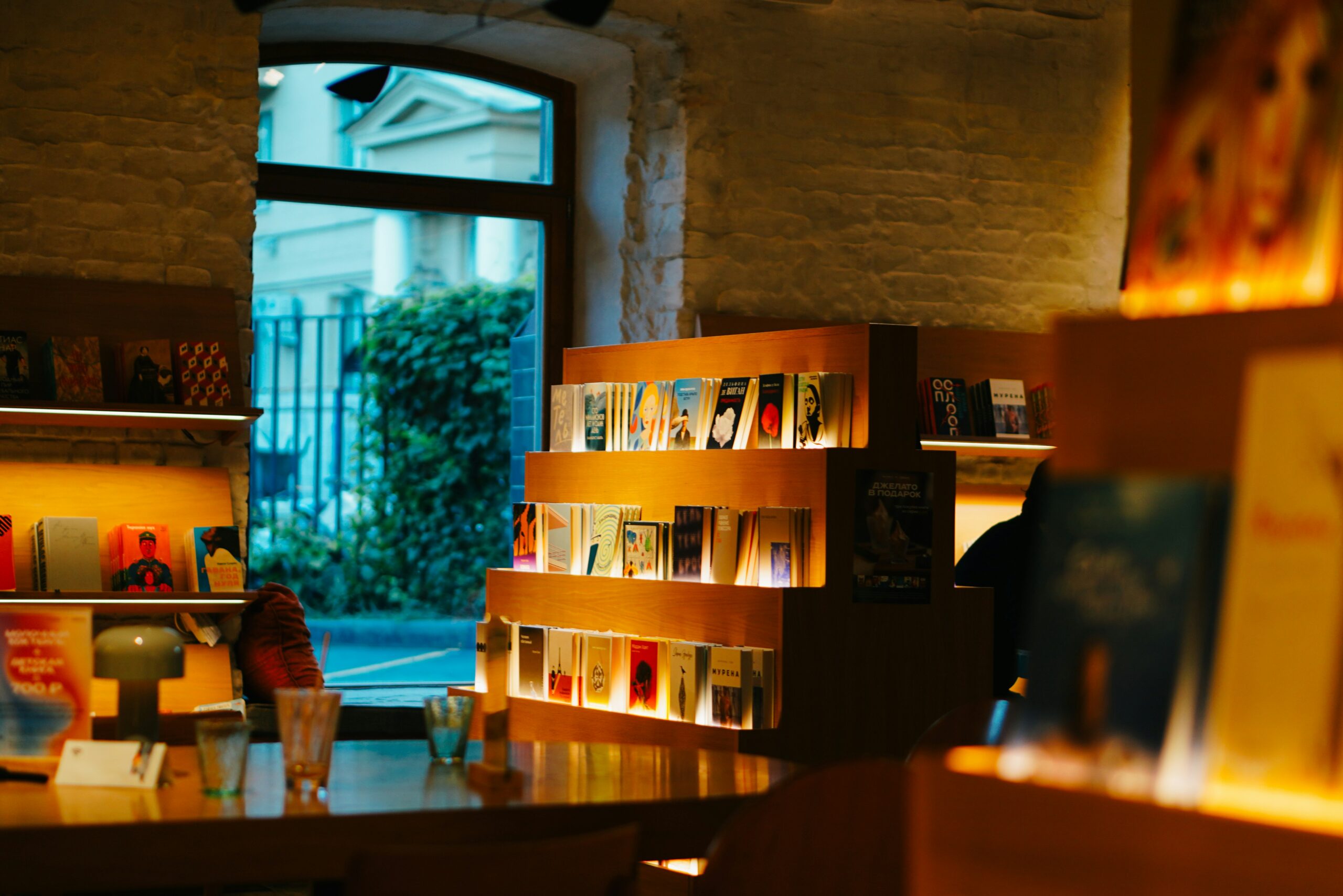 una-libreria-con-luces